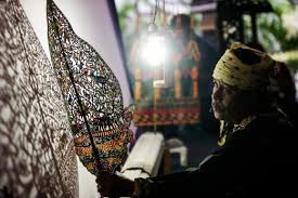 Wayang kulit adalah satu bentuk teater tradisional yang menggunakan prinsip cahaya dan bayang. Islam Pengaruhi Seni Wayang Kulit