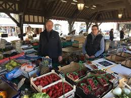 Ce secteur économique a une grande importance commerciale. Confinement Vendeur Sur Le Marche De Deauville Il Propose De Livrer Fruits Et Legumes A Domicile Le Pays D Auge