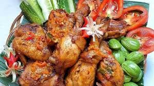 Rempah bumbu yang digunakan adalah bawang merah , bawang putih , ketumbar , buah keras , dan garam , yang digilingkan atau dihaluskan bersama. Ayam Bacem Resep Istimewa