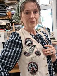 Hello! 👋 Me again, gurning at you from the studio. I just wanted to share  with you my little linen folkish waistcoat that I pimped with appliqué and  beading. Threw in my