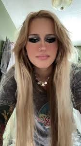 Alexis Shoemaker's Instagram, Twitter & Facebook