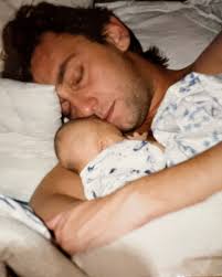 Ostentando mi hermosa orquídea 🤍 a la que cada día le hablo y saludo al  grito de: “¡Hola, hija!”. Te amo plantita compañera de días de trabajo y  horas en casa 🌈🌿