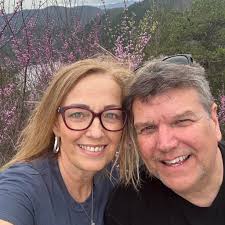 Is there an alteration service near the lake that can hem pants?