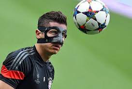 Robert lewandowski maske aus kartonbusiness & industrie, dienstleistungen, partys, catering & events!. Champions League Sitzt Die Maske Lewy Beim Abschlusstraining Ran