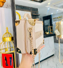 ✨Pro ຫຼຸດ 50% LYN Kendall Box 🥰 • ຫນັງ PU ງານມື1 ຈາກຊັອບ •  ມີເຄື່ອງຫນ້າຮ້ານ ສິນຄ້າພ້ອມສົ່ງ 📌 ສອບຖາມ-ສັ່ງຊື້ : ທັກເພຈ ຫຼື ທັກເບີ  56624944 ...