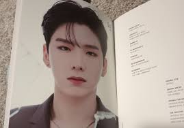 Monsta X Kihyun post card Inclusions pin wappen Polaroid set (6)