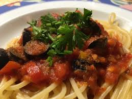 Spaghetti Mit Oliven Tomaten Kapern Und Sardellen Rezept In 2020 Sardellen Rezepte Spaghetti