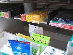 レジ袋 ビニール袋 ゴミ袋の収納方法特集 きれいに収納できてさっと取り出せる folk 収納 アイデア コンロ下 収納 ラップ収納