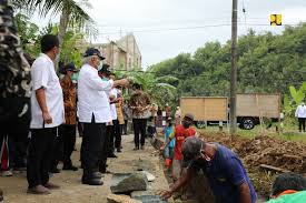 Kabupaten pacitan terletak di ujung barat daya provinsi jawa timur. Salurkan Padat Karya P3 Tgai Kementerian Pupr Tingkatkan Jaringan Irigasi Dan Pulihkan Ekonomi Perdesaan Di Kabupaten Pacitan Independensi