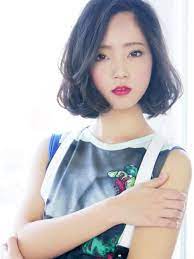 ちょっぴり古風な 黒髪ボブ が今っぽくて新鮮 ボブスタイルの見本帳 ミディアム パーマ 黒髪パーマ ボブパーマ