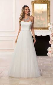 Frauen vergöttern accessoires & gehen selten ohne solchen aus dem haus. Schlichtes Brautkleid Ohne Spitze Mit Softtullrock Brautkleid Schlicht Brautkleid Brautmode