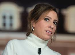 Vous voulez me 'ken'?" : Léa Salamé surprise par une humoriste qui fantasme  sur elle et son mari !