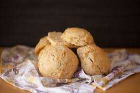 Seguite la ricetta scones corredata da tutti i consigli passo passo e porterete i tavola i migliori scones dolci , deliziosi, proprio come quelli che si gustano nelle meravigliose sale da tè inglesi e irlandesi! Vegan Scones Salati Alla Senape Panini Facili E Veloci Diritto In Cucina