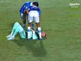 Weverton cae al césped y asusta antes de duelo del Brasileirao 🎥