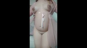 大きな乳輪ふくらんでいる乳首妊娠中の妻は、ベッドの前にランジェリーを通してセクシーに見えます-素敵な丸いお腹