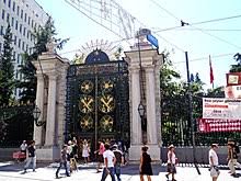 Tenefüslerde fransızca konuşma zorunluluğu kaldırılır ve genel kültür dersleri türkçe verilmeye başlar. Galatasaray High School Wikipedia
