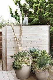 This outdoors shower is actually set under an open roof of stone walled outdoor shower with wood stool. Geschlossene Holz Aussendusche Mit Gartenkopf Gardenhead Einfache Und Schone Einfache Outdoor Shower Garden Shower Pergola Fire Pit