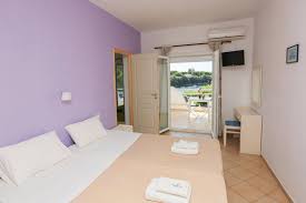 Il borgo risale al xiv secolo e potrete raggiungerlo a piedi, dopo una camminata, abbastanza impegnativa, di due ore su un ripido sentiero. Alloggio Skiathos Apartments Kolios Seaside