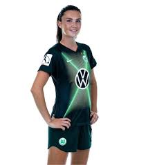 Dermed bidro hun til å sende sin tidligere klubb ut av mesterligaen. Ingrid Syrstad Engen Fanside Facebook
