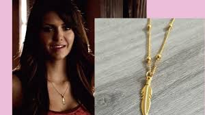 When i first created the silver elena gilbert necklace, i want to be as accurate to the show as possible and gave the pendant a distressed / vintage look with the black contrast. Necklace Golden Feather Of Elena Gilbert Nina Dobrev In Vampire Diaries S06e11 Spotern