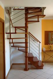 Scala A Chiocciola A Pianta Quadrata Con Entrata Retta Con Gradini In Massello Di Faggio E Barriera In Acciaio Ino Scala A Chiocciola Scala Per Soffitta House