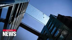 Market square tower pool in houston, texas. World S First Transparent Pool Suspended Between Two Buildings Open In London Youtube