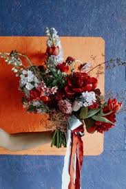 A bunch of strange flowers, upside down chive leaves a flower upside down in a clear glass. 29 Bouquets Red Ideas Red Bouquet Bridal Bouquet Bouquet