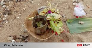 Bunga yang umumnya berbentuk bulat dan berwarna ungu ini, dipersembahkan oleh umat hindu di bali saat hari suci. Jenis Upacara Suci Umat Hindu Bali
