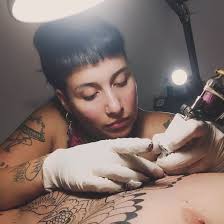 Saludos a todos 💫 Me presento soy Denise Spinelli, una apasionada  buscadora de significados más profundos en el arte del tatuaje. A mis 30  años, decidí llevar el tatuaje más allá de