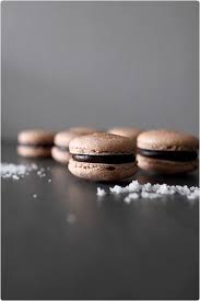Macarons Chocolat Noir Et Fleur De Sel Chefnini Macaron Chocolat Macaron Chocolat Noir
