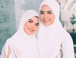 Beza umur kami 2 tahun je. Impian Tertunai Wany Hasrita Wani Syaz Tampil Dengan Single Duet Murai My