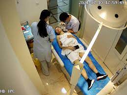黑客破解美容医院手术室摄像头偷拍网红小美女一边刷视频一边