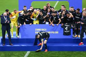W meczu o superpuchar polski doszło do starcia mistrza z triumfatorem ubiegłej edycji pucharowych zmagań. Kuriozalne Sceny Przy Swietowaniu Superpucharu Polski Trofeum Wyladowalo Na Ziemi Wideo