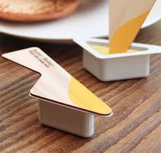 Partie 1 La Marque De Portion De Beurre A Integre Un Couteau En Bois Jouant Ainsi Sur L Exclusivite Du Produ Emballage Frais Packaging Emballage Alimentaire