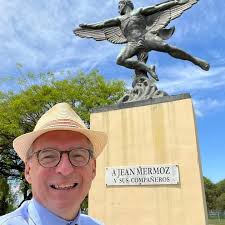 Nos enorgullece la visita del del Cónsul Patrick Renard y Jean-Hughes  Monier DG Souvenir Français Argentina al departamento en que vivió Saint  Exupéry en la Galería Güemes