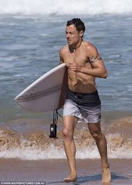 The brothers heated up our tv screens and we weren't complaining. James Stewart Brawls With A River Boy On Home And Away Set Daily Mail Online