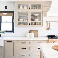 White shaker cabinets with black hardware creating an elegant room is actually not too difficult, with the combination of white cabinets with black hardware you can make the room feel more luxurious. Happy Tuesday At Least It S Not Monday Anymore I Am Loving This Kitchen By Prairie Home Styling The Ca Beige Kitchen Kitchen Design Kitchen Interior