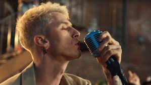 Kelly's usual rap lyrics touch on his party boy mentality and his substance use (and abuse). Machine Gun Kelly Morecore De Alle Infos Zum Rapper Musiker