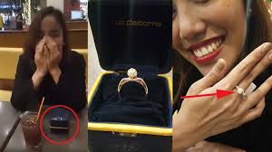 Bahagia Saat Dapatkan Hadiah Cincin dari Suami, Namun Wanita Ini Malah  Kaget, Ternyata Ada yang Aneh