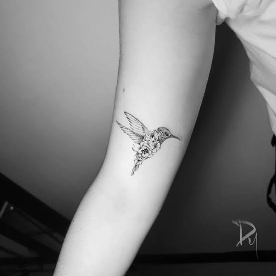 Single needle hummingbird tattoo by Montreal tattoo artist @dytattoos