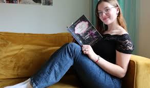 Hannah Redlich schrijft boek over haar leven als het hoogbegaafde zusje