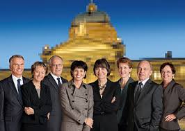 La photo officielle 2020 du conseil fédéral laisse apparaître comme une trouble présence, cet étui un peu anthropomorphe, à droite du cadre. Suisse Le Conseil Federal Publie Sa Nouvelle Photo Wikinews