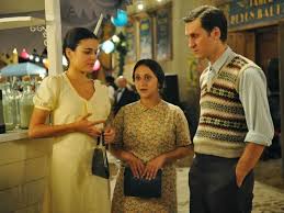 Sira Quiroga Con Vestido Blanco En La Verbena Con Ignacio Y Paquita El Tiempo Entre Costuras Capitulo 1 Via Http Www Tiempo Entre Costuras Costura Tiempos