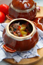 как приготовить мясо в горшочке с картошкой и грибами Govyadina V Gorshochkah S Kartoshkoj I Gribami Recept S Foto Recept V 2020 G Govyadina V Gorshochke Idei Dlya Blyud Govyadina
