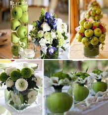 Sur ce chemin de table de pâques déposez des lapins en bois, les minis lapins présentés en frise et la silhouette lapin. Deco Pommes Deco Floral Centre De Table Fleurs Deco Fruit