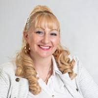 Kelly Harnett's Instagram, Twitter & Facebook