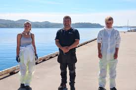 NRK kommer med «Sommerskuta» til Båly: Nå pusser de opp brygga