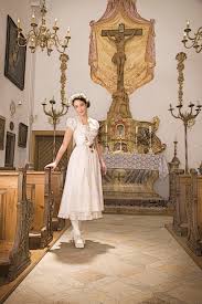 Wir haben tolle und individuelle looks rausgesucht, in denen ihr euren gästen garantiert den atem raubt. Alternativen Zum Brautkleid Heiraten In Anzug Tracht Co Hochzeit Com