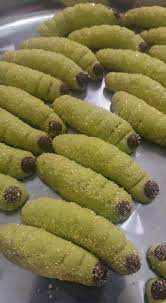 Cairkan coklat putih, masukkan ke dalam beg piping dan lorekkan atas coklat masak. Ramai Yang Geli Tapi Inilah Biskut Raya Viral Tahun Ni Vanilla Kismis