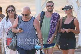 Είναι και δεν το κρύβει και πολύ καλά. Paparazzi Zeta Makrypoylia Nikos Moytsinas Sthn Antiparo Me Thn Elisabet Kwnstantinidoy Kai Ton Giwrgo Daskalo Fthis Gr
